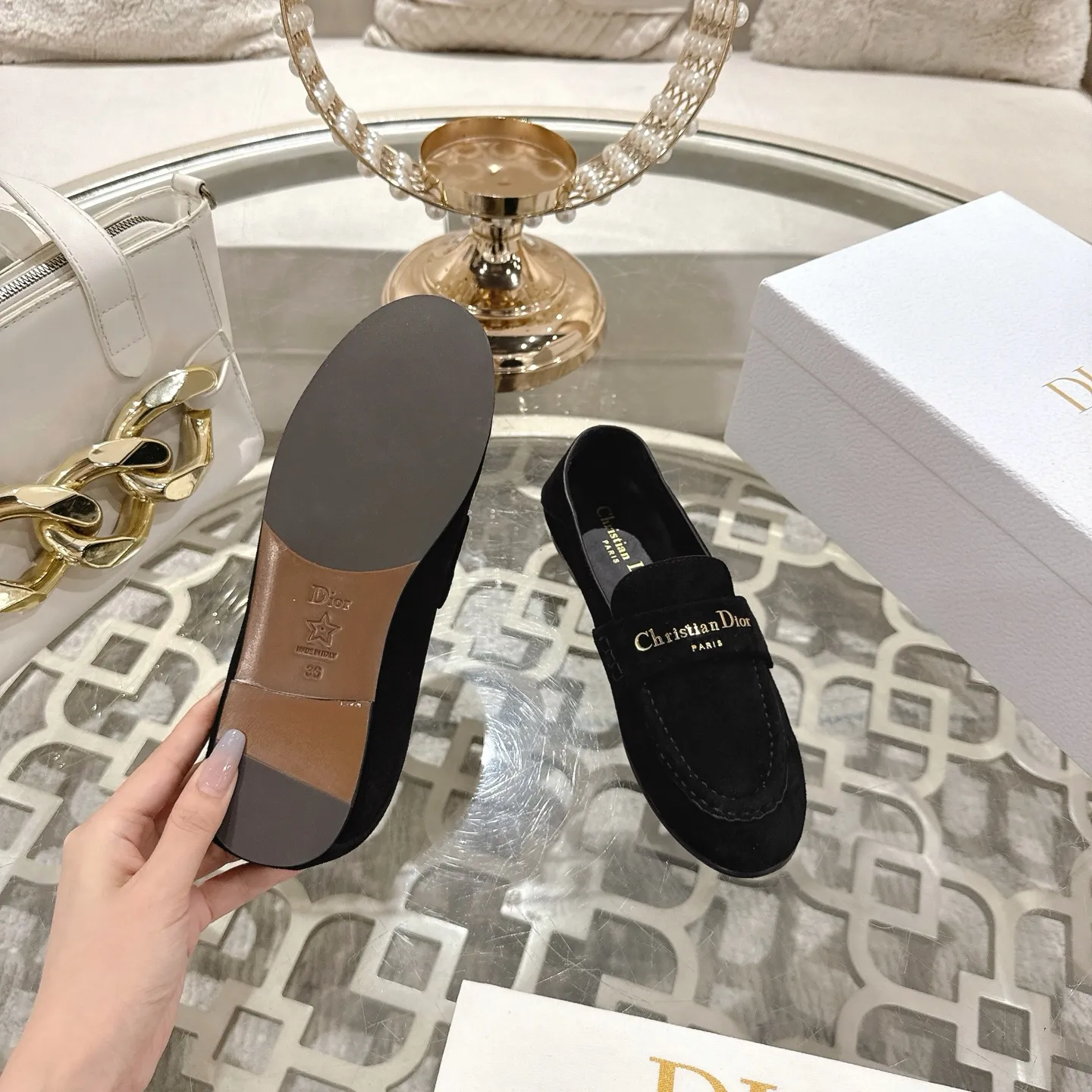 👟👟Ex-factory price 640👟👟 🍸 Dior Dior | 2025 ˢˢD Home 2025 Spring and Summer New Products The latest popular slip-on letter buckle loafers series〰 Original purchase, development and production👍🏻This Dior loafer is carefully made of black glossy cow leather, and the front letter plate is decorated with golden tone Christian Dior Paris logo. Paired with a leather-injected outsole, it adds classic style to any casual look. Upper: original cowhide/cow suede, lining: cowhide, outsole: injection molded leather outsole imported from Italy, heel height: 1cm, size: 35-42 (customized at 40.41.42)